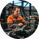 Alavaro Gilsanz, jefe de taller, supervisando una máquina agrícola en fabricación